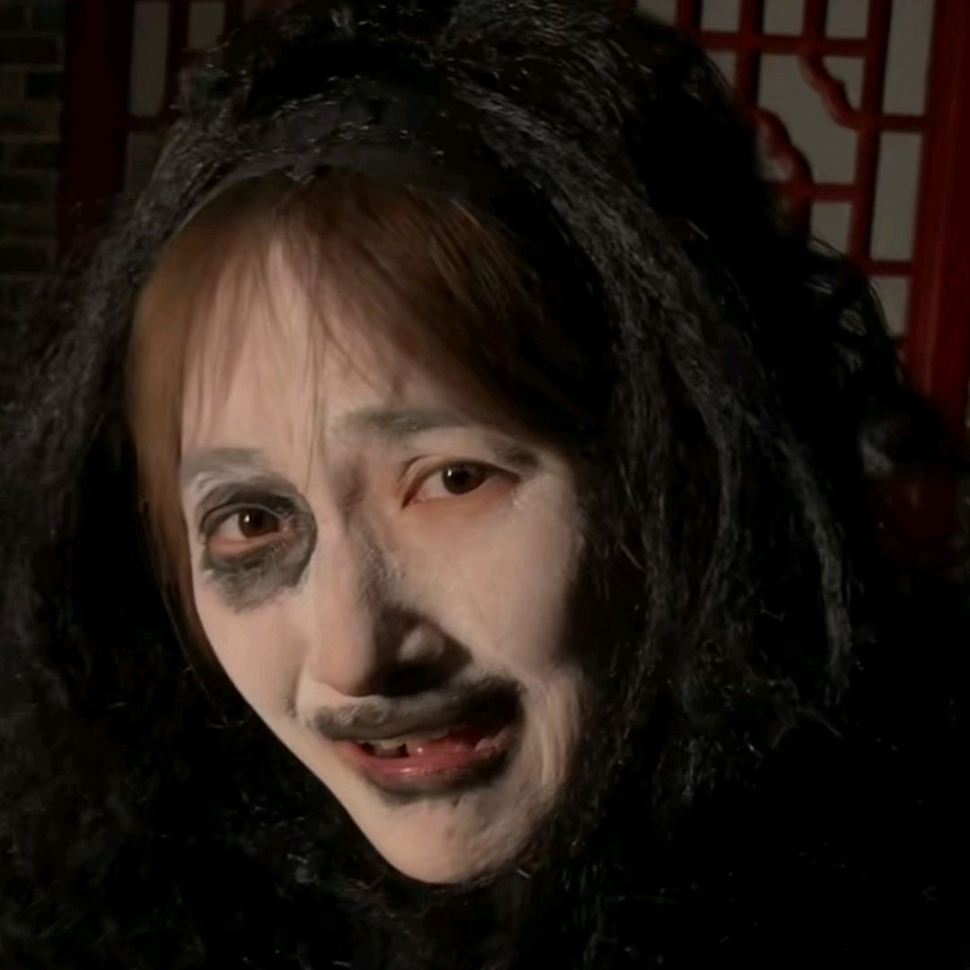 bà chị ngớ ngao