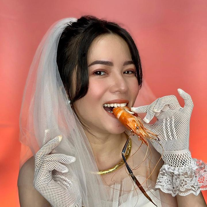 Bảo Ngân đang ăn
