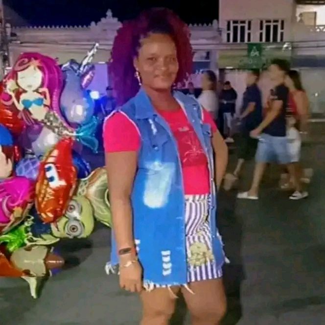 Lenise de Carvalho goes