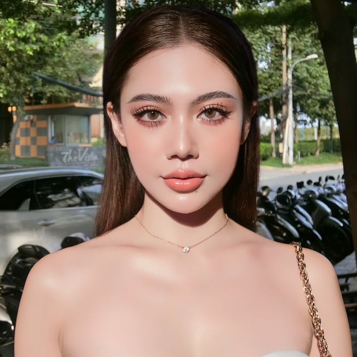 Khánh Ngân - Vivian