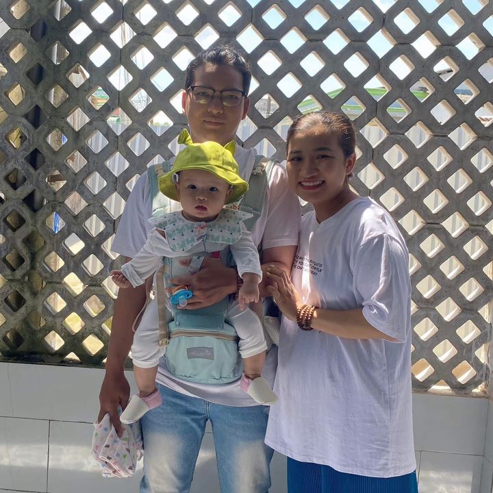Gia Đình Tóc Xoăn