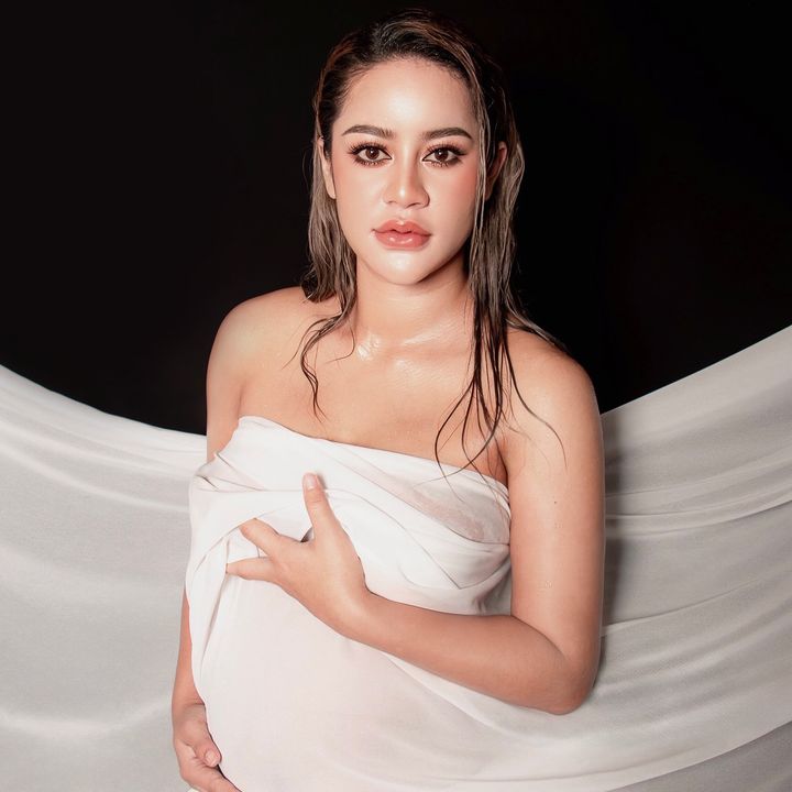 เจ๊พลอย ลูกสาวนายกแอ๊ด (ใหม่)