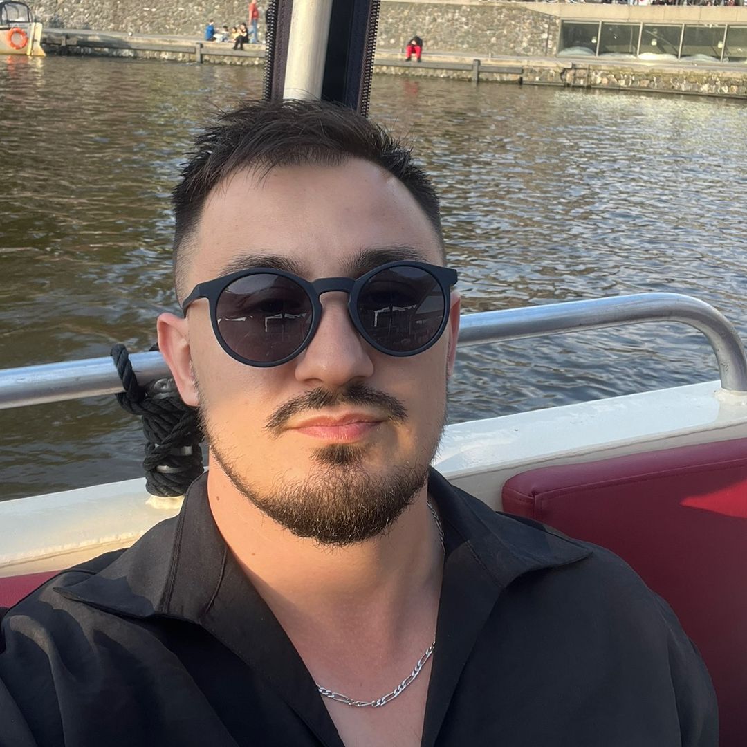 AdrianoReakts