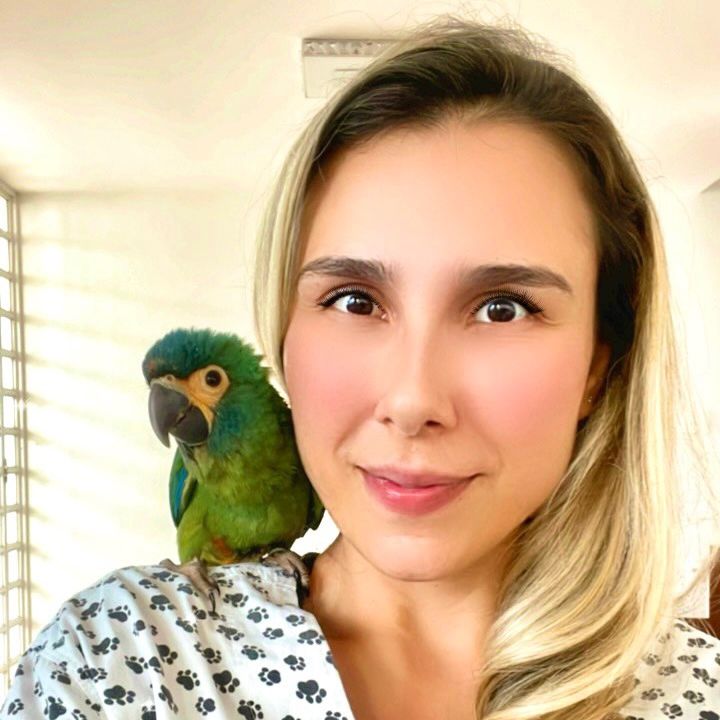 Dra Nay Araujo médica de Aves
