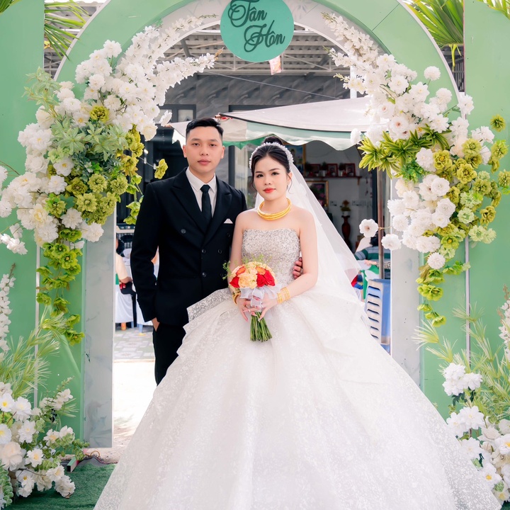 Văn Lên Và Cô Vợ Báo