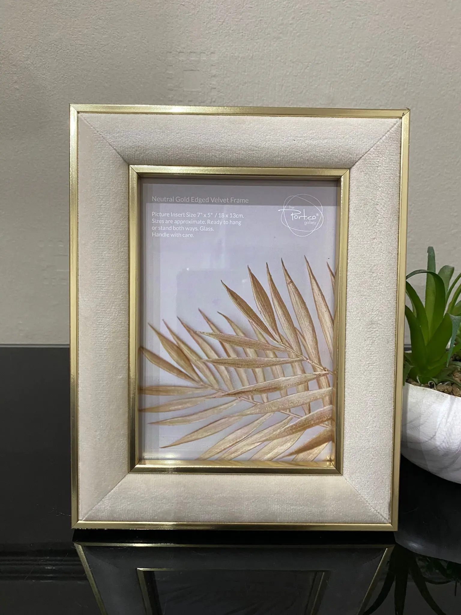查看[Neutral Velvet Photo Frame with Gold Edged Picture Frame for ...