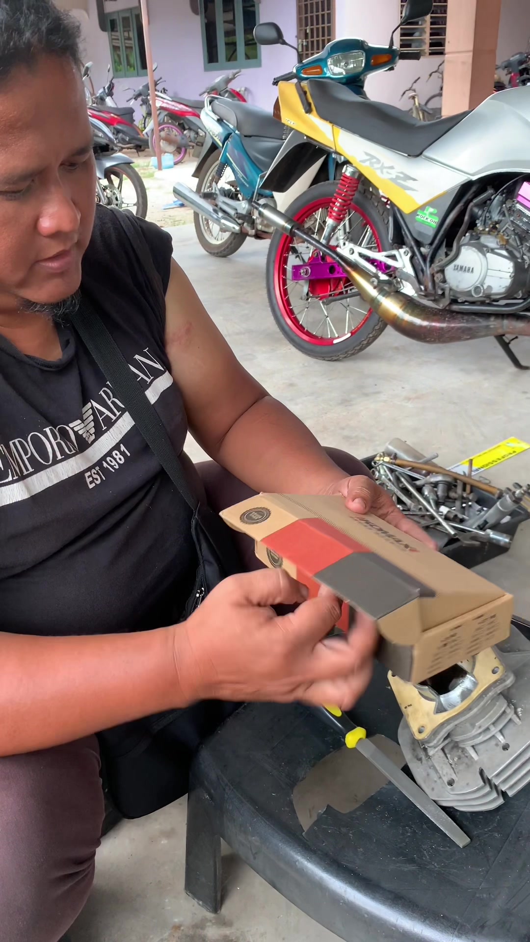 cik ejan sempat merasa dulu setting yamaha y80 porting blok pakai kikir..tapi sekarang dah ada banyak kemudahan tekan beg kuning terus jumpa apa yang kita cari apa pun tq support geng👍🏻👍🏻👍🏻 #rxzfighterofficial #rxz_members_official #ztracing #jebolracing #jijieracingg #rockoilmotorgroup #jbstyle #rxzstilltheboss #realmanplayrxz #rxzmania #rxzmalaysia #kakirxz #southernrxz #realjebolteam #rxzlovers #ownerxz #5pv #rxzcatalyzer 