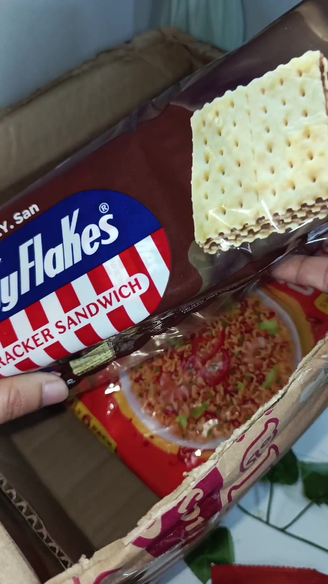 Sky Flakes cracker sandwich chocolate #skyflakes #skyflakessandwich #snacks 