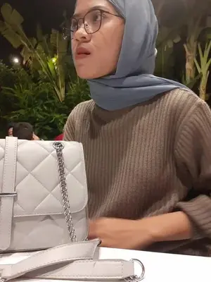 tiap niat nyari hawa dingin. sampek atas auto nyari freshcare😭 dasar remaja jompo #pacet_mojokerto #pashminainstan #rajutlenganbalon #kacamataphotocromic