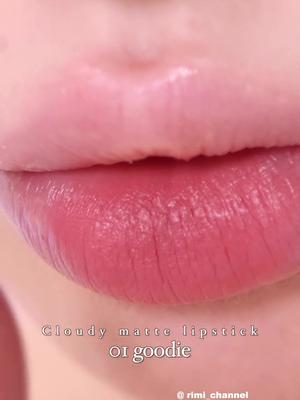 #New in Supermom Cloudy matte lipstick  ซุปเปอร์มัม เคลาดี้ แมตต์ ลิปสติก ลิปสติกเนื้อแมตต์ นุ่ม เบาสบายปาก สีชัด เกลี่ยง่าย แพ็คเกจออกแบบพิเศษ ฝาปิดแบบแม่เหล็ก  ปริมาณ 3.5 กรัม คำแนะนำในการใช้งาน -หมุนขึ้นเพียงเล็กน้อยเพื่อใช้งาน  -หลีกเลี่ยงการเก็บในบริเวณที่มีอากาศร้อน และแสงแดด