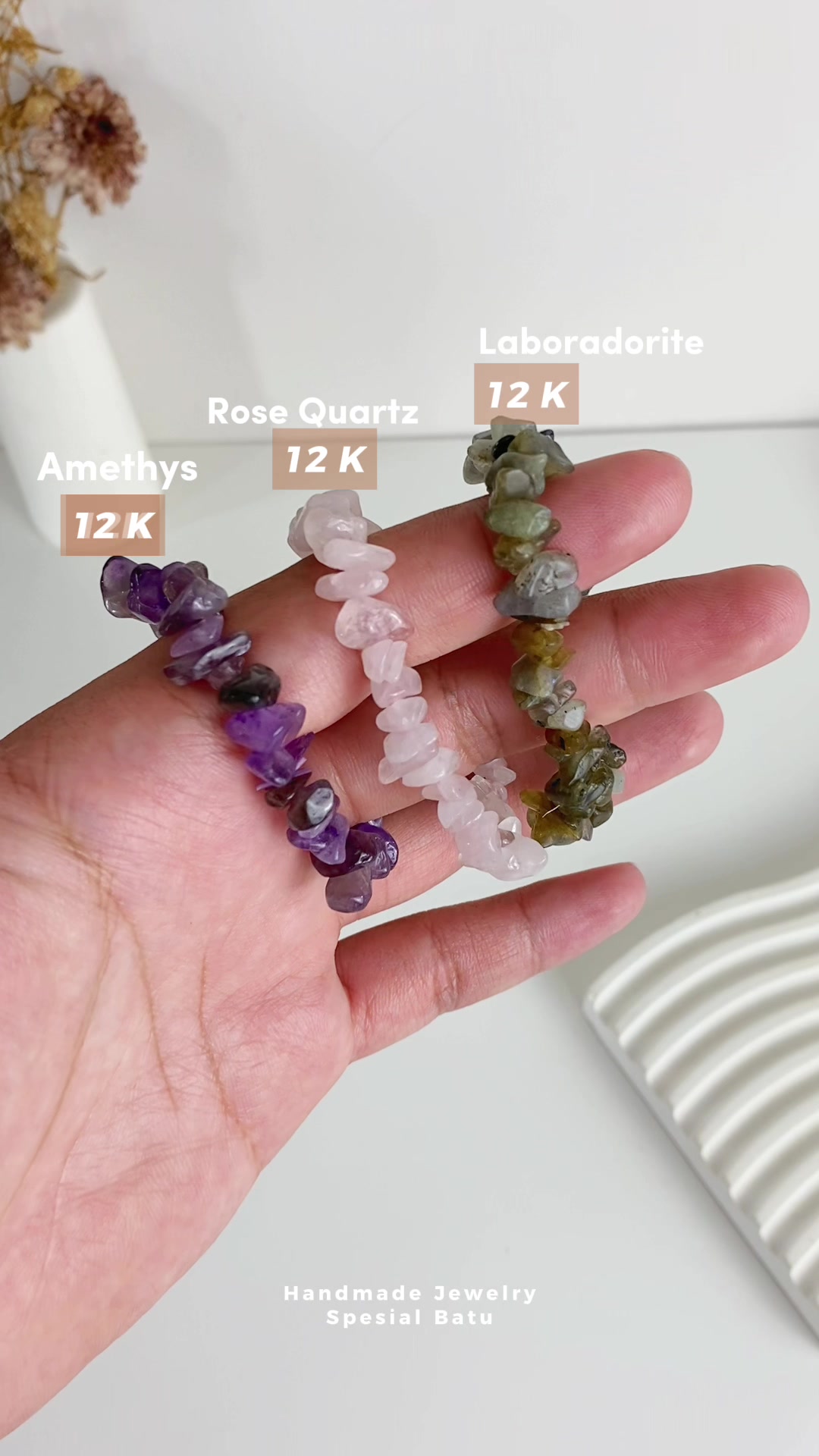 Kalian bisa dapetin gelang batu ini cuma dengan 12rb an aja 😍 #gelang #gelangbatu #gelangcrystal #gelangbatualam #crystalhealing #gelangbatukerikil #gelangbatukristal 