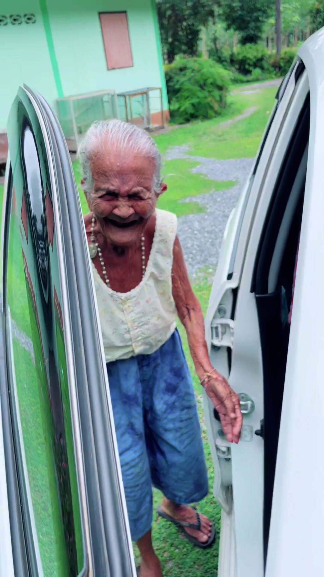 น้องคลิ้งนี้เข้าใจหลายเรื่องไม่ต้องไปเสียตังหลายบาทรถหอมปราศจากเชื้อโรคเลยทีนี้ #ยายคลิ้งวัย96ขวบ #ประธานคลิ้ง #หลานยายคลิ้ง #สเปรย์ดับกลิ่นในรถยนต์   #น้ําหอมปรับอากาศในรถยนต์ 