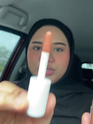 Wehhh! Formula baru ni semi-matte, sooo loveee. Kalau jenis bibir kering tak suka full matte ambik edisi ni wehhhh! Sangat APPROVED #ANASGincuBaldu #LokalBrand