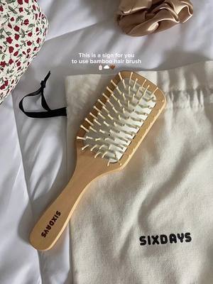 Finally dah grab this bamboo hair brush! Its a game changer to my hair hehe 💫🤎 #hairbrush #hairroutine #haircomb #bamboohairbrush #bamboobrush  #aestheticvibes #fyp 