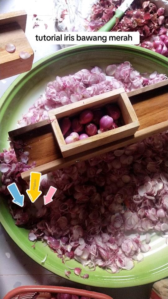 alat iris bawang merah nya, praktis tinggal Sorong, terbuat dari Kayu jati... mumpung murah langsung co saja yuukk #alatirisbawang #alatirisserbaguna #bawangmerah 