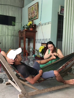 Giờ bã chê chiếu tre bã đòi mua nệm, tui bắt bã lên chiếu tre tập thể dục bã than bị đau đầu gối quá rồi, nhớ tập thể dục buổi sáng sớm để có sức khoẻ tốt như vợ chồng mình nha các bạn👍. Bà nhà mấy ông có đòi mua nệm ko vậy😃…. Hàu Biển này tui đã trải nghiệm tới hộp thứ 2 rồi ok lắm, ông nào hay xìu xìu ểnh ểnh thì cứ mua Hàu Biển về trãi nghiệm đi nha, uống Hàu Biển rồi thì thời gian sau tự động mấy bã không còn cười kiểu trề miệng mấy ông nữa đâu👍. Những câu lúc trước bã hay nói với tui:👉 Ủa xong rồi hả a, gì nhanh vậy anh, khổ tâm lắm các bạn ơi nhưng giờ tui đã lật ngược tình thế rồi nay tui tập thể dục mạnh hơn bã rồi😎. Các bạn mua Hàu Biển thì bấm vào cái hình giỏ hàng ngay góc trái video đặt mua nhé🥰🥰 #võ_thiên_linh #xuhuong #hàubiển #haubien #haubienabc #hàu #giảmgiásậpsàn #mppharma #vợchồnghàihước #videotrieuview #cliptrieuview #videogiaitri #tiktokshop #tiepthilienket
