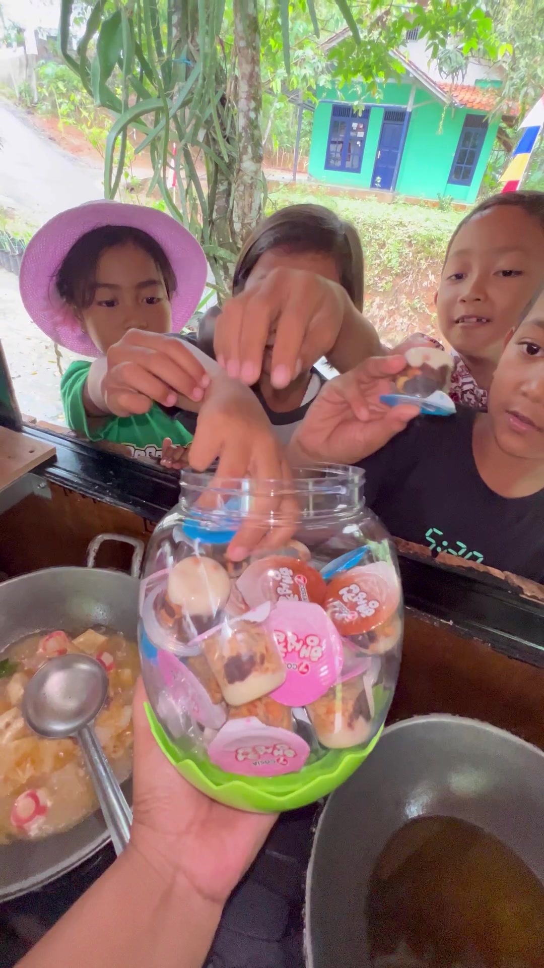 Patungan jajan seblak kita bonusin lagi yang banyakkkk #makananviral #promomakangajian #rekomendasimakananenak #angkringanmamahgayes #seblakviral 