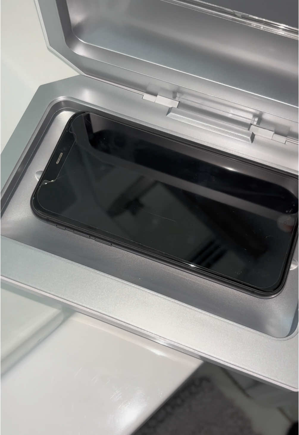 Sabías que tu celular tiene más bacterias que el toilet? 😱 Descubre cómo desinfectarlo fácil y rápido con luz UV. ¡Dale amor a tu celular y a tu salud! 💡📱” phone soap  #phonesoap  #limpio #celular #desinfeccionUv #higienetecnológica #desinfeccion #luzuv #desinfectante 