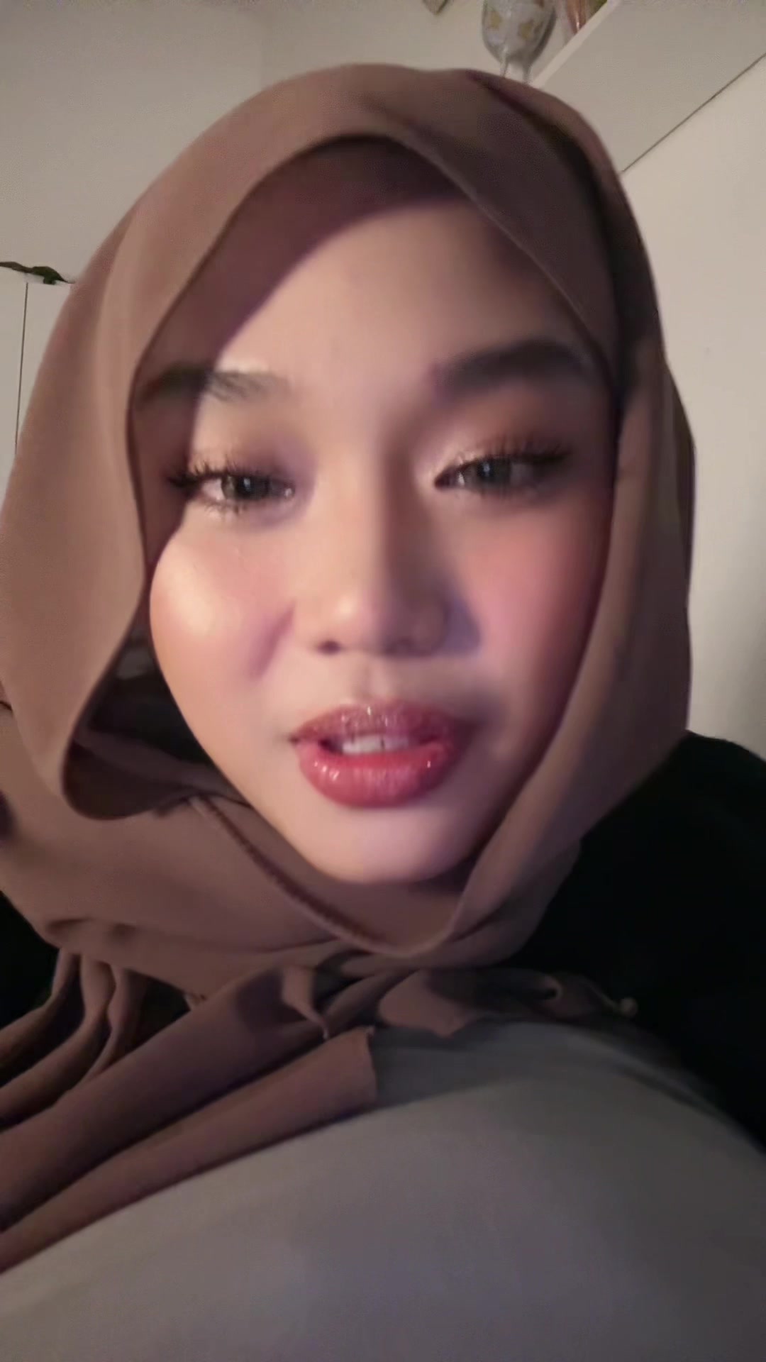 Bebelan pagi2 bersama mama gigit ni