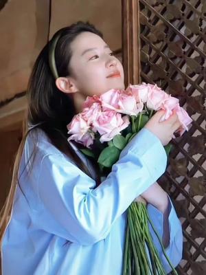 Cô dâu tiếp khách mặc váy gì#AQUAUVAirPower #BienHinhKieuHanh #vaythietke #vaythietkecaocap #vaycuoi #vaydutiec 