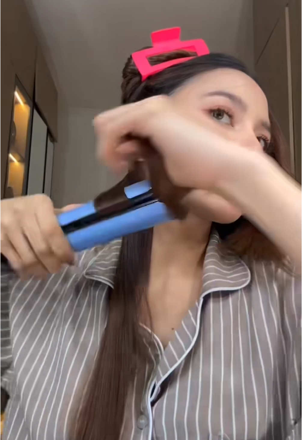 Masih suka bingung cara catok curly pakai catokkan lurus? LuMin juga pernah ngalamin itu🥲 Pas banget nemu tutorial catok ala Mahalini ini dan pas LuMin cobain pakai catokan ionmax beneran works, mudah banget caranya dan hasilnya juga awet karena catokannya menghasilkan ion negatifnya 🥰  Ini sih bisa rambut badai tiap hari tanpa drama🌸