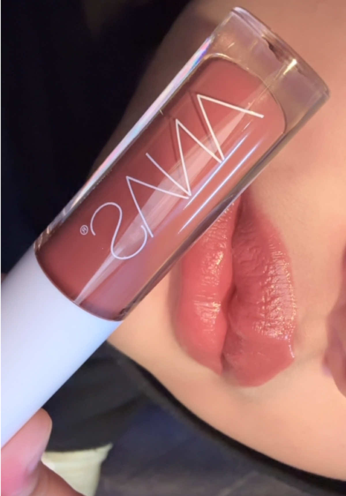 code lust on the medium skin tone 🤩#lipgloss #abanganas #anas #murah #4u #fyp 