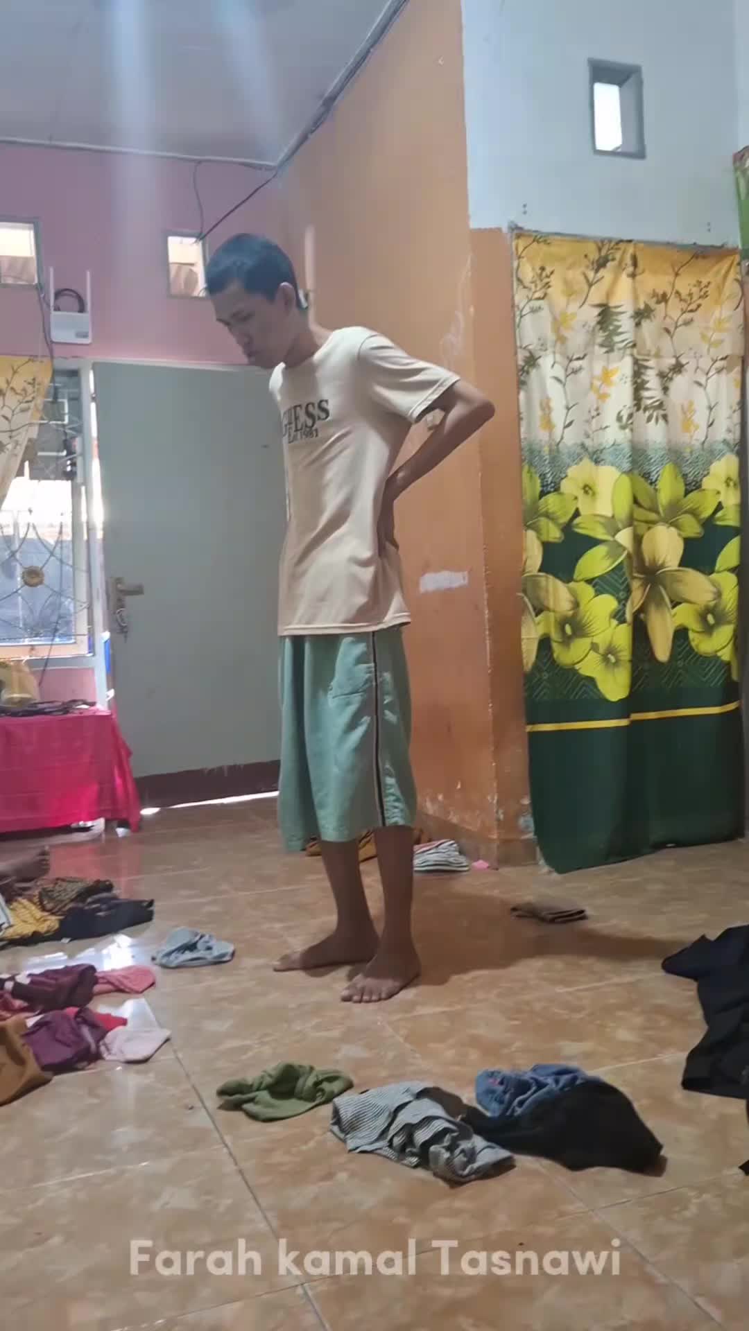 Ketika semua orang memikirkan me3n4lnya fahri tapi saya sendiri memikirkan tiap hari semoga sya terus w4r4s agar bisa berjuang dan kuat demi keluarga Rumah tanggaku tdk sama dengan rumah tangga orang lain yg hanya capek karna anaknya tantrum dan nangis tapi rumah tanggaku lbh dri itu.. Selama sya menasehati fahri baru ini p3c4h menangisku.. Sakit hatiku liat uang yg robek berkeping-keping,pakaian yg dia hambur😭 Beginilah terjadi klw sya tdk ada di rmh dan tdk pamit sama fahri krna buru2 antar makanan Biasanya klw keluar sya beri penegasan, "Fahri jgn nakal jangan marah umi krna kaka pasang cctv"dan kali ini sya benar² lupa😭krna buru² antar jualan Tdk minta apa² ya Allah sehatkan m3ntalku🤲,mudahkan jalanku untuk menghadapi ujian ini #fyppppppppppppppppppppppp #tantrum #autis #kambuh #sad #saudara #keluarga 
