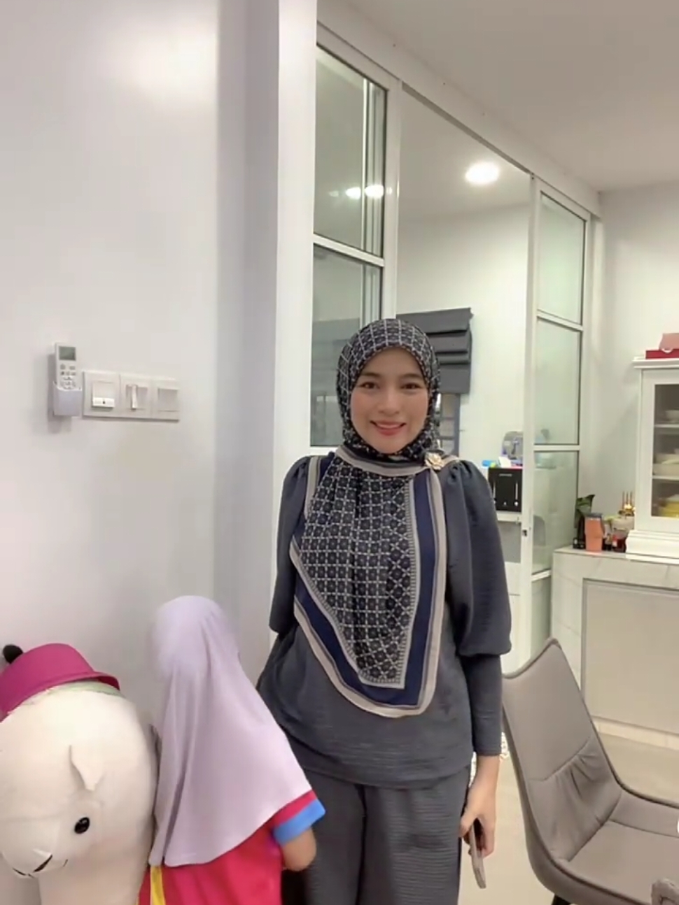 Baju ni lawa sangat, sedap pakai😍 pinggang seluar separuh getah, ada poket lagi.... Azi pakai size 1. MURAH je awak😬 azi beli kat sini👆