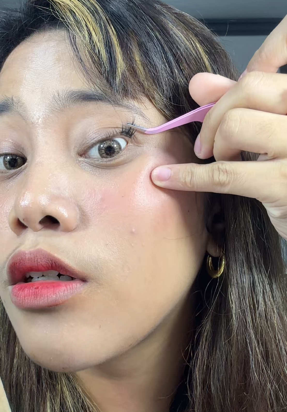 self adhesive lashes mas madaling gamitin at idikit hindi masakit sa mata at very lightweight pa #diyeyelashextensions #eyelashextensions #selfadhesivelashes #gluefreeeyelashes 