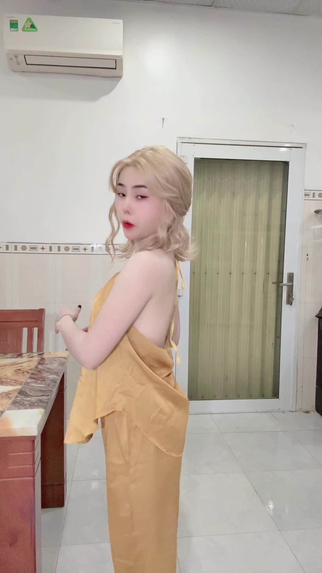 Đồ ngủ nữ áo yếm hở lưng quần dài 