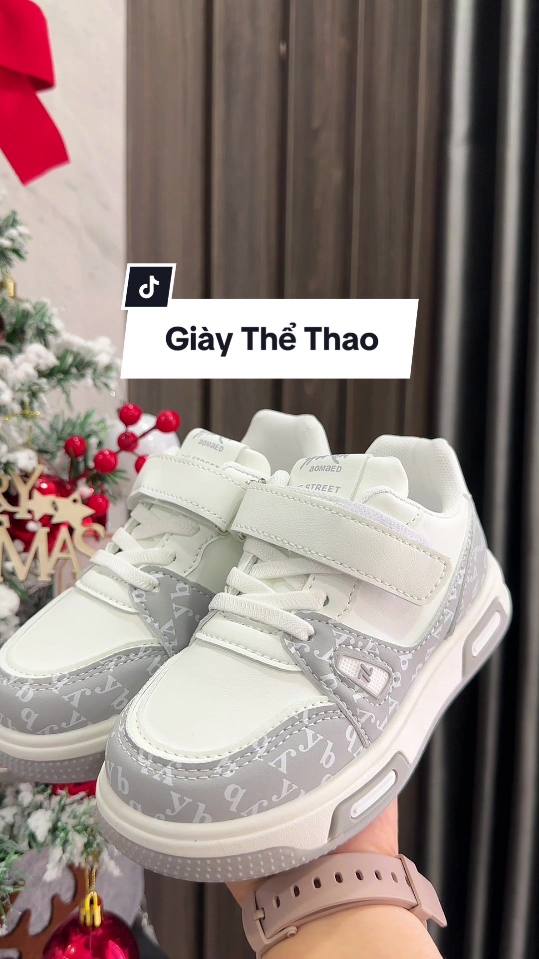 Giày thể thao phong cách cho bé, hoạ tiết lạ mắt với 2 màu đen - xám lên đồ rất đẹp đó các Mẹ ơi 👟 #thoitrangchobe #viral #thoitrangtreem #xuhuong #giaythethaochobe #giaychobe 