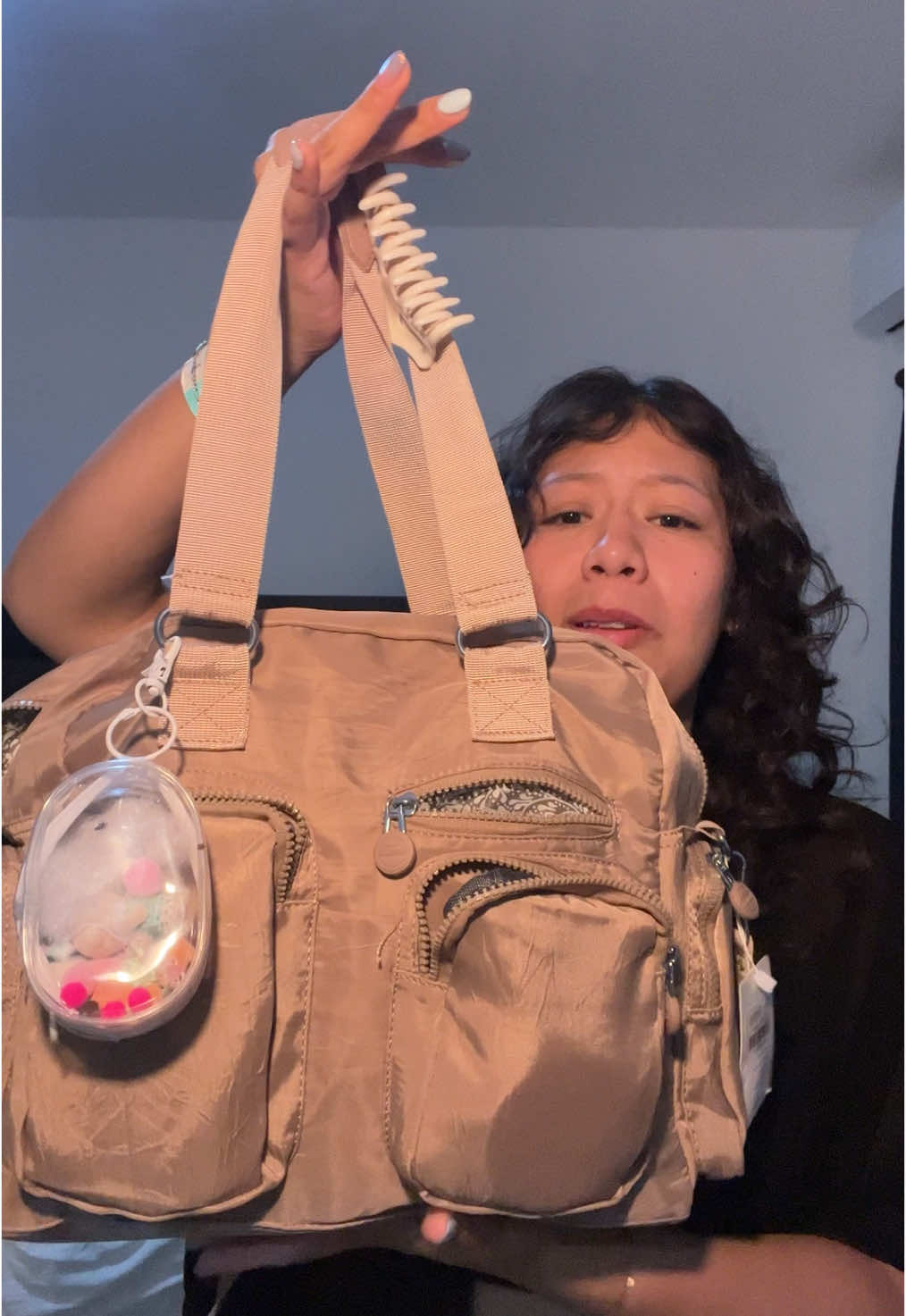 La bolsa que si o si debes de tener para tu viaje 🙊 #bolsa #bolsaviaje #bolsatrabajo #quehayenmibolso 