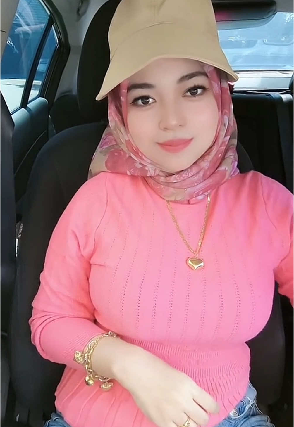 “Topi viral ni WAJIB ada kalau nak jalan-jalan tengah panas! 🌞 Fashion ON, kulit pun selamat dari UV! 😍” 💡 Boleh lipat, ringan & adjustable – bawa ke pantai, travel, picnic semua boleh! Stok cepat habis – klik beg kuning sebelum sold out! 🔥 #TopiViral #TopiWanita #BucketHat #TopiCantik #OOTDStyle   #TravelStyle #TopiPantai #SunProtection #FYP #FYPMalaysia   #BarangViral2025 #TikTokShopMY #MurahViral  