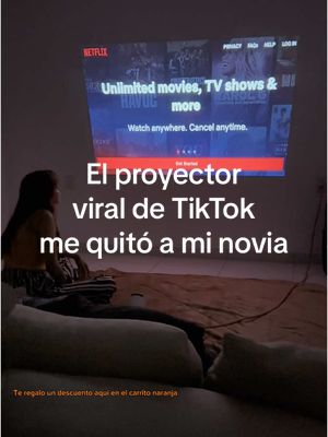 jamás pensé que un proyector me iba a quitar a mi aconpañante al cine 😥 #justforfun #diversion #proyector #cineencasa #contenido #popcorn #movies #palomitas #sales