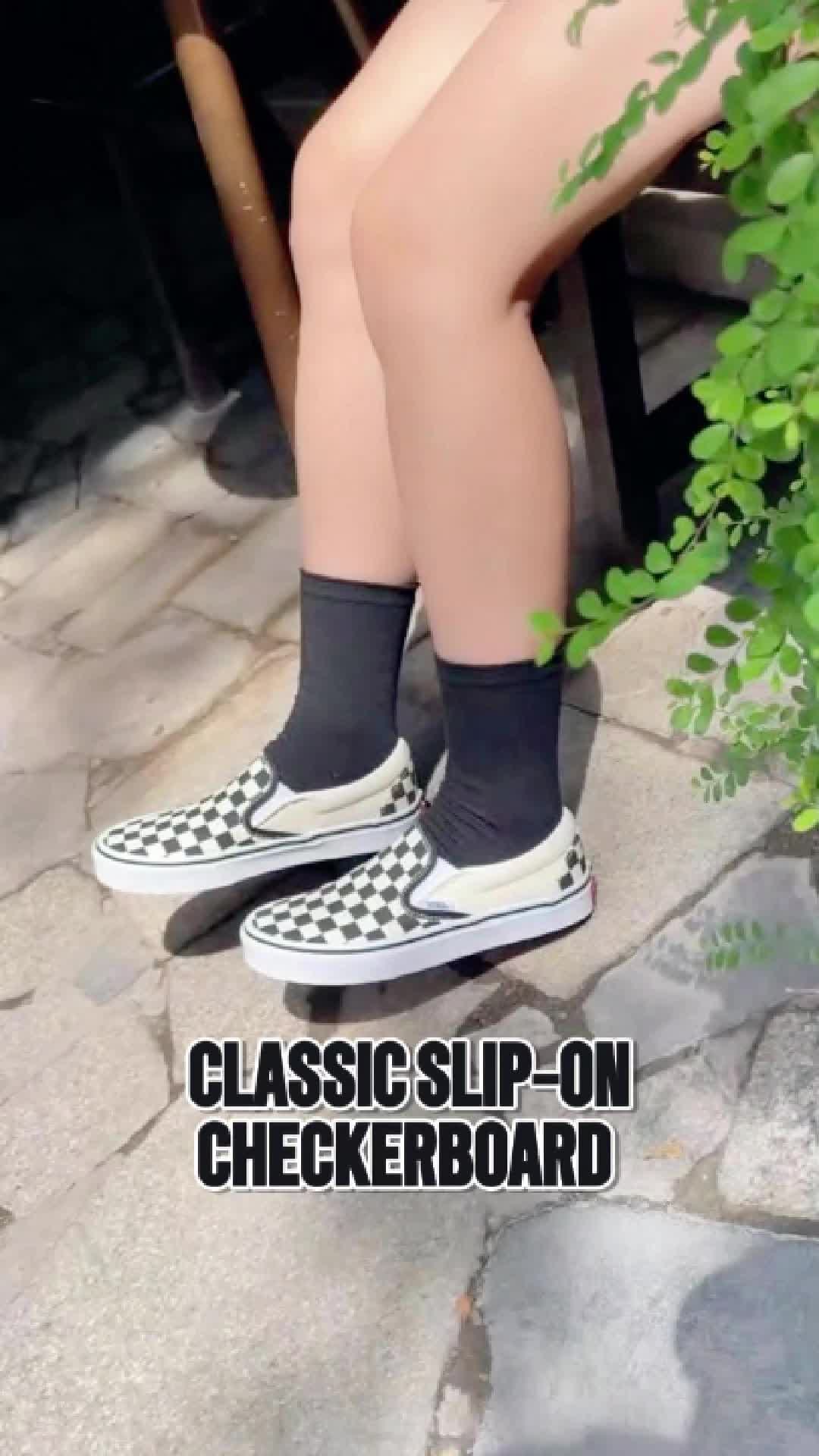 Mãi mà vẫn không hết hot với đôi Slip-on Checkerboard của nhà Vans đó! #sneakerbuzzvans #vanssliponauthentic #authenticjoyfuldenim #vansoutletkhamthien