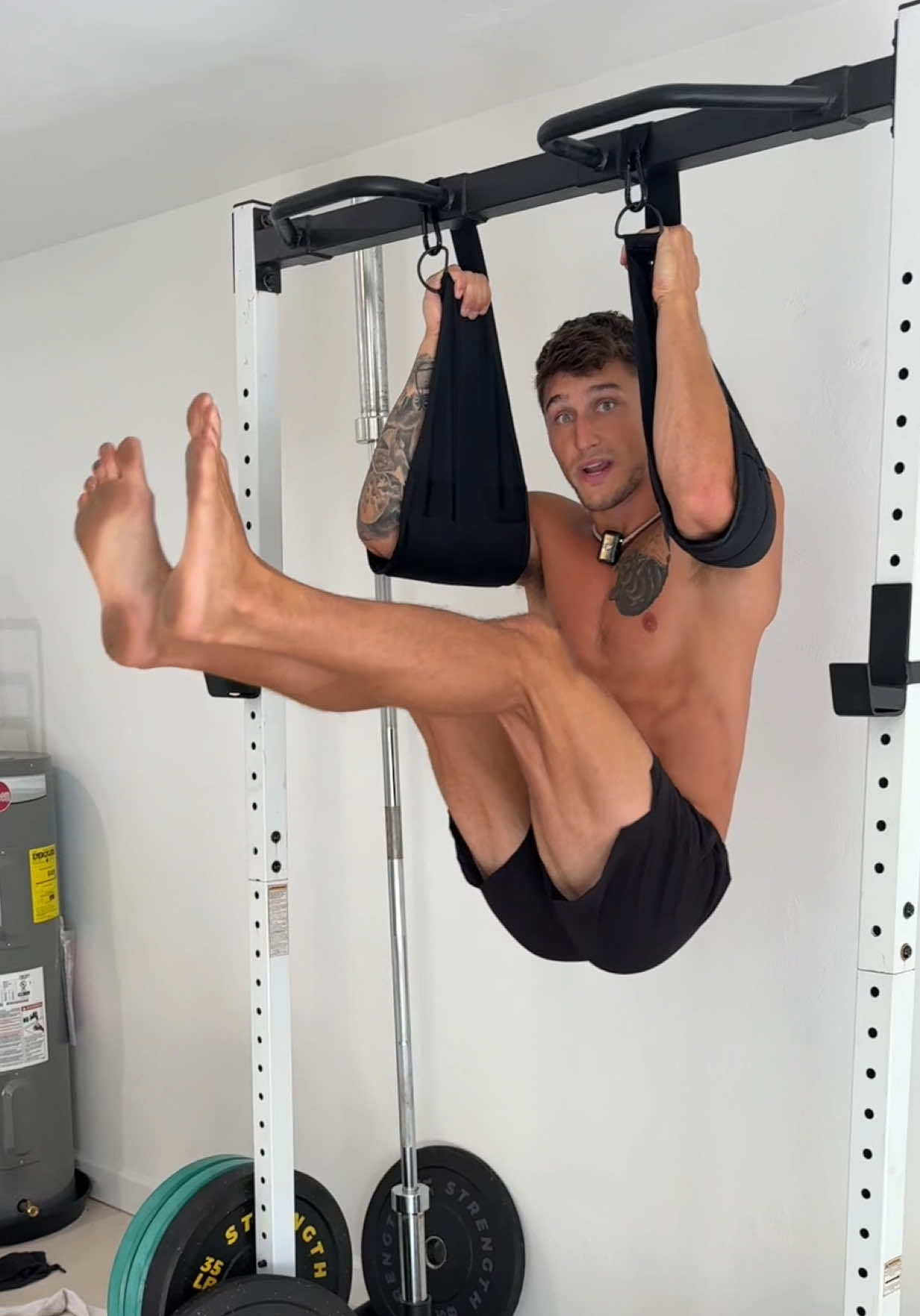 Hanging leg/knee raises are amazing but holding on to the bar can get challenging! These straps solve the problem. It’s a much more comfortable exercise now and I can focus solely on my core getting fatigued. Worth every penny if you’re trying to get serious about your ab trianing. #abs #core #6pack #coretraining 