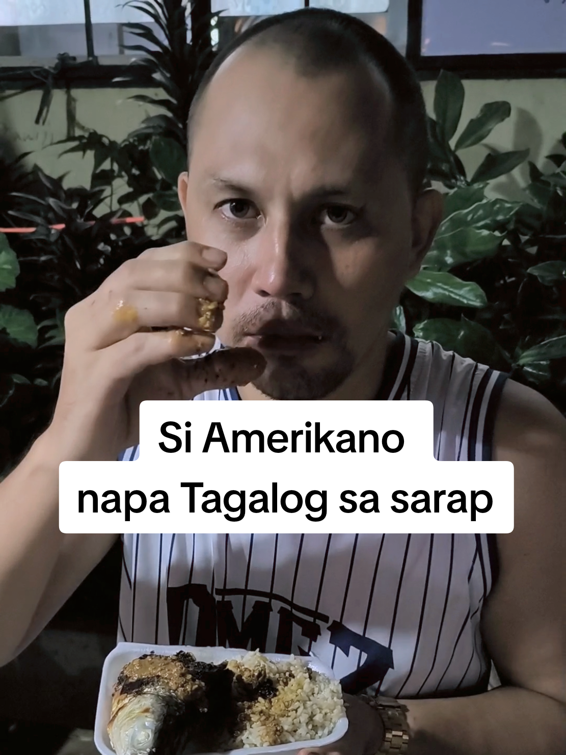 si Amerikano Kumain ng crab aligue at inihaw na bangus 🥰 American foreigner trying Filipino food in the Philippines 🥰❤️ #foodvlog @Vannie the Amerikano 