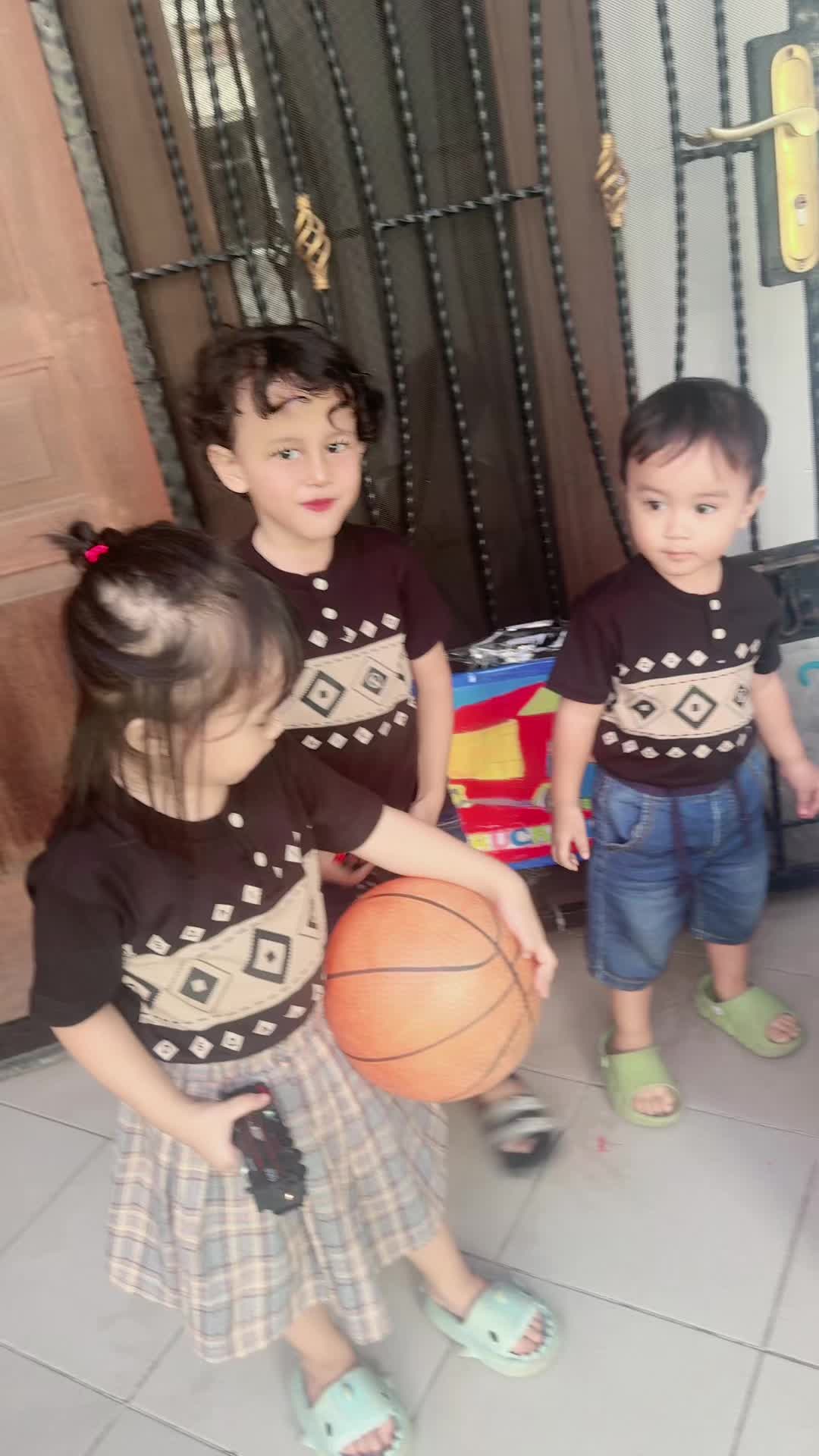 Pakai kaos dari Qaikids dapat menambah ketampanan dan kecantikan anak 😁😅😀🤭
