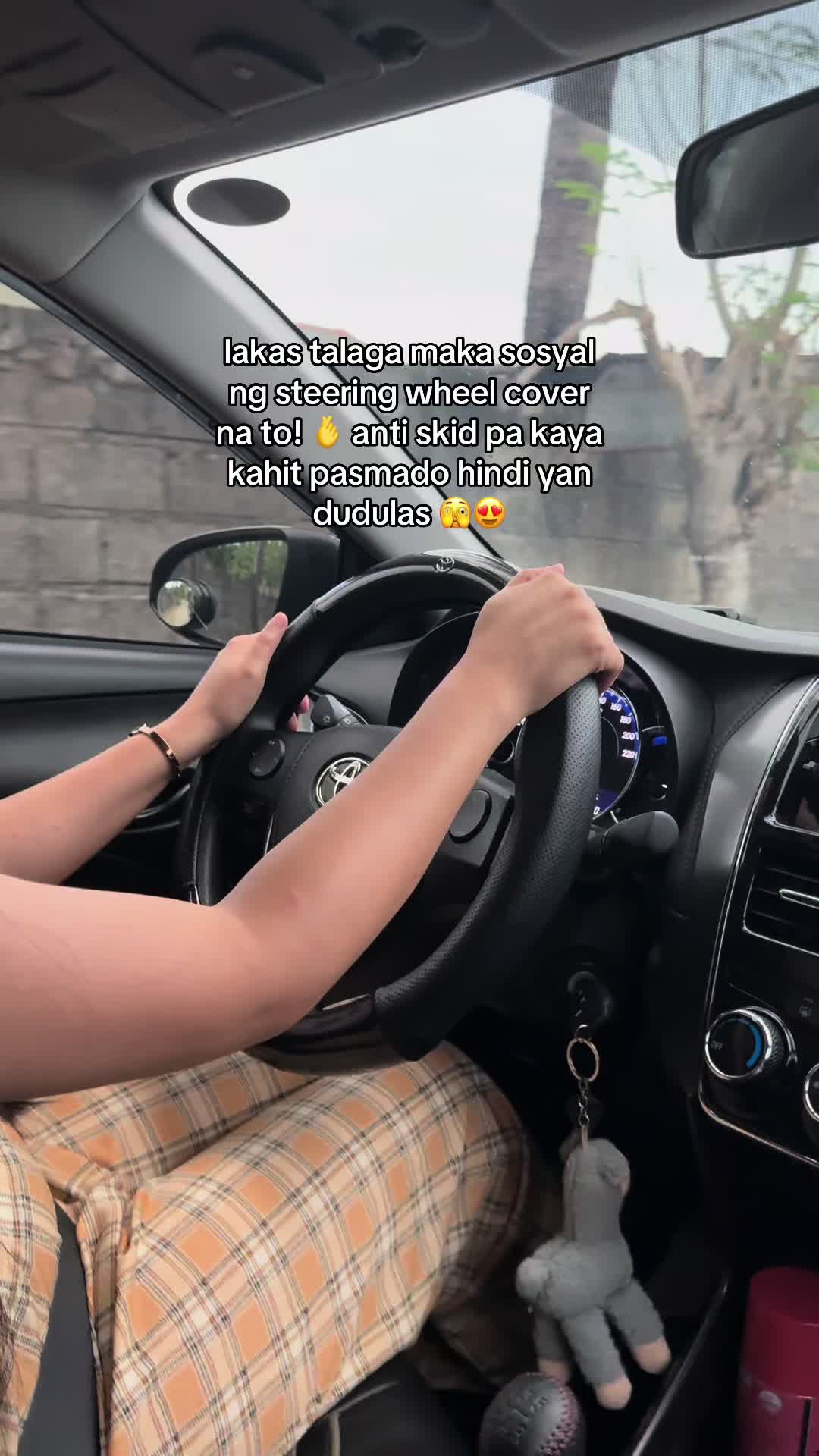1 year na din pala simula nung ginamit ko to 😍😌 simple yet elegant kase kaya hirap palitan ☺️ #steeringwheel #steeringwheelcover #carfinds #cartok #cartiktok #cardriver #ladydriver #manualtransmission #manualdriver #steeringwheeluniversalcover #cars #vios #fyp #viral #trending #salesale #buyna 