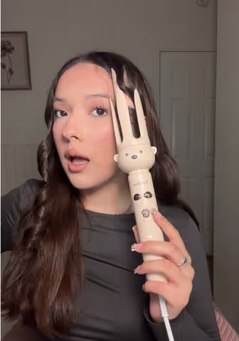 ✨ OVER 220K SOLD!!! 💖💁🏻♀️🤯✨ Struggling less with this bear curler!!! Literally the only reason I NOW curl my hair, I never learned with wands/clamps (the traditional way) 😭 so BIG THANK YOU. #curlinghairtutorial #curlingiron #tiktokshopcreatorpicks #curls #automaticcurler