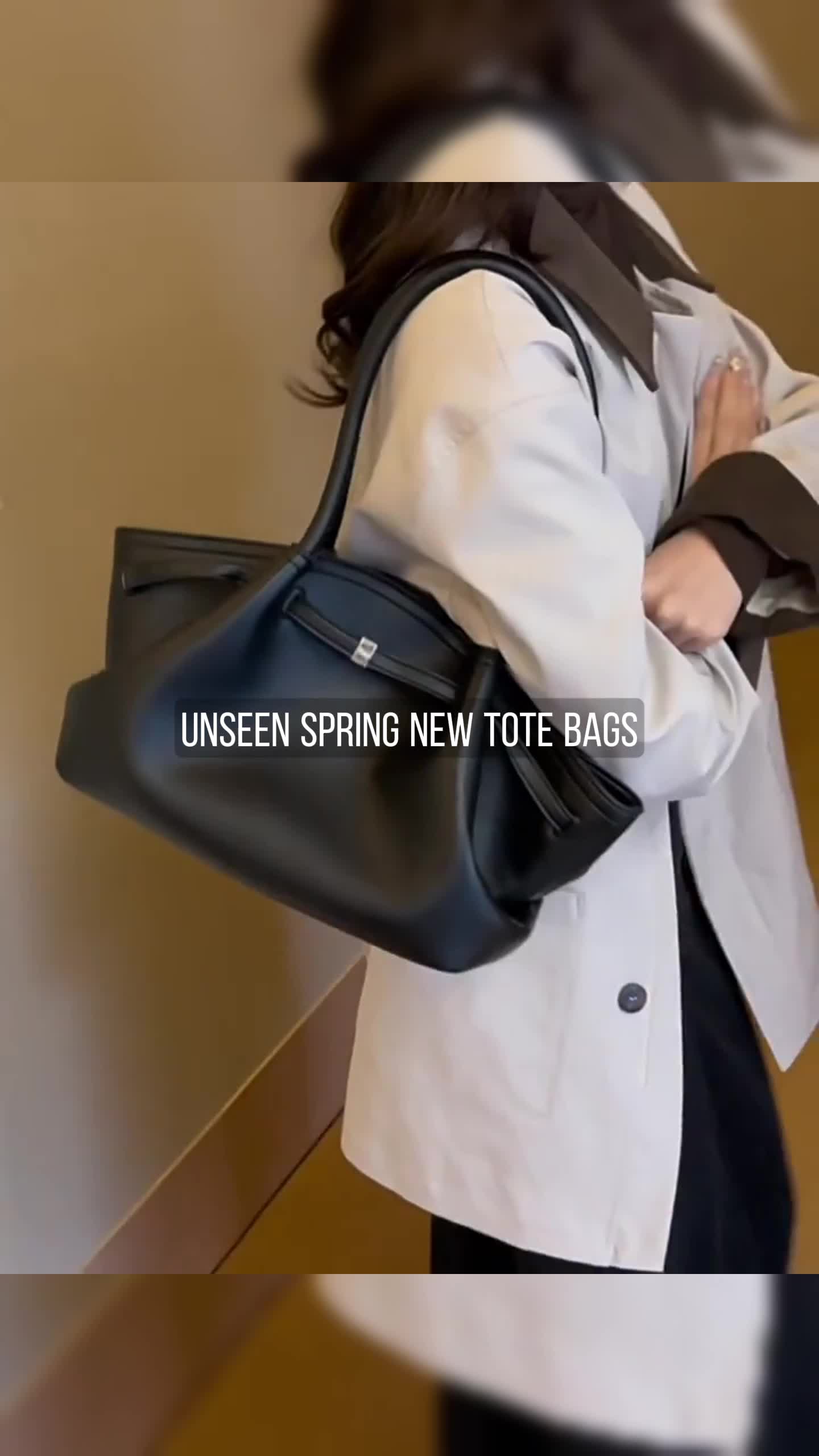 Shocking spacious!!!! Holds a novel 📖 +umbrella +touch up kit #bag #totebag #british #shoulderbag 