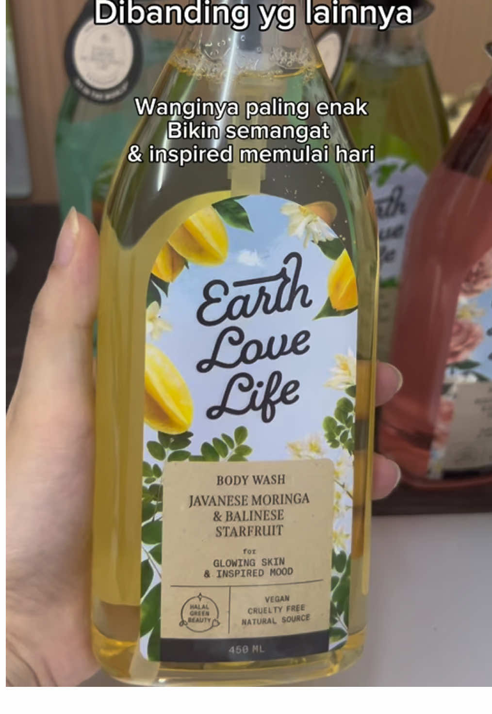 Varian Moringa & Javanese Starfruit ini menurutku paling wangi diantara varian body wash Earth Love Life lainnya.  #earthlovelife #bodywash #sabunmandi #showergel #bodywashearthlovelife #bodycare #fragrance #idehadiah #giftideas #bercuanbersamaparagon #wibgajian 