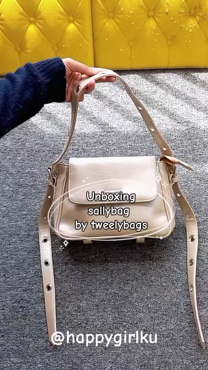 cantik bgt bisa dipake slingbang atau shoulderbag 😍🤏 @tweelyforbag @tweelybags ga pernah gagal selalu cakep cakep modelnya💓💓 #tas #tasmurah #tashoulderbagwanita #tasslingbag #tassally #slingbag #tweelyforbag #slingbag2in1 #tascantik #shoulderbag #tasbahu 