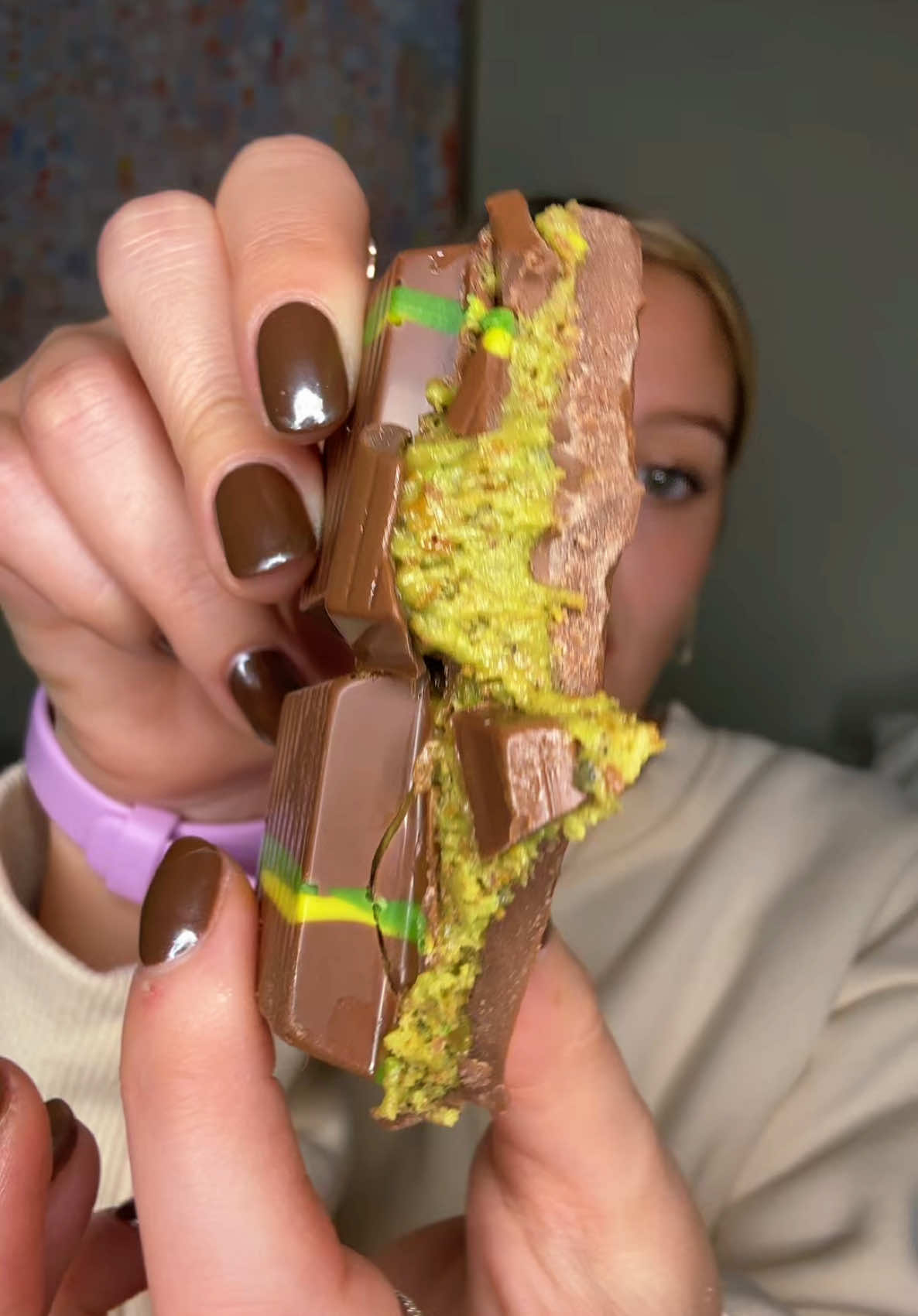 Okay i can get behind expensive chocolate 🤎🍫 my sweet tooth is happy #dubaichocolate #dubaichocolatebar #chocolatebar #review #foodie #foodreveiw 