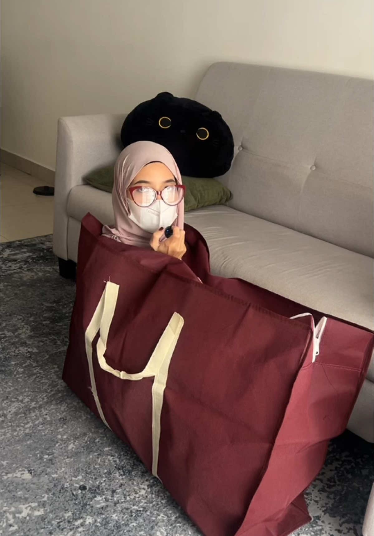 Replying to @B U S U bungkus org pon bole . #beg #storagebag #toto #bantal #selimut #fypage #begbesar 
