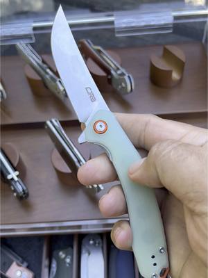 This one is new and awesome! This is the GOBI from CJRB and this knife is the real deal! Love the feel, the color and the price! Y’all head over to the link to grab yours and head over to check out @CJRB Cutlery !! #CJRB #Cutlery #Gobi #Knife #PocketKnife #EDC #tactical 