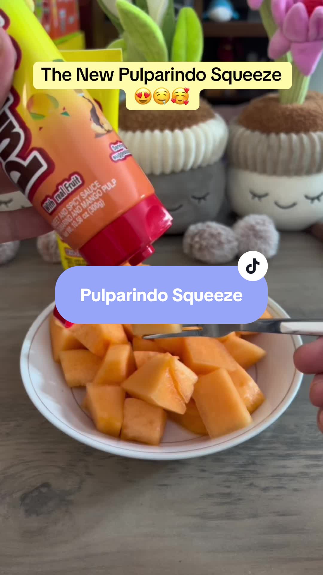 My new favorite Pulparindo squeeze splash sauce for fruit !!! #tiktokmademebuyit #fypシ゚viral #javimarket #mexicantiktok #snack #mexicancandy #dulcesmexicanos #candy #pulparindo #delarosa #pulparindosplash #pulparindosqueeze 