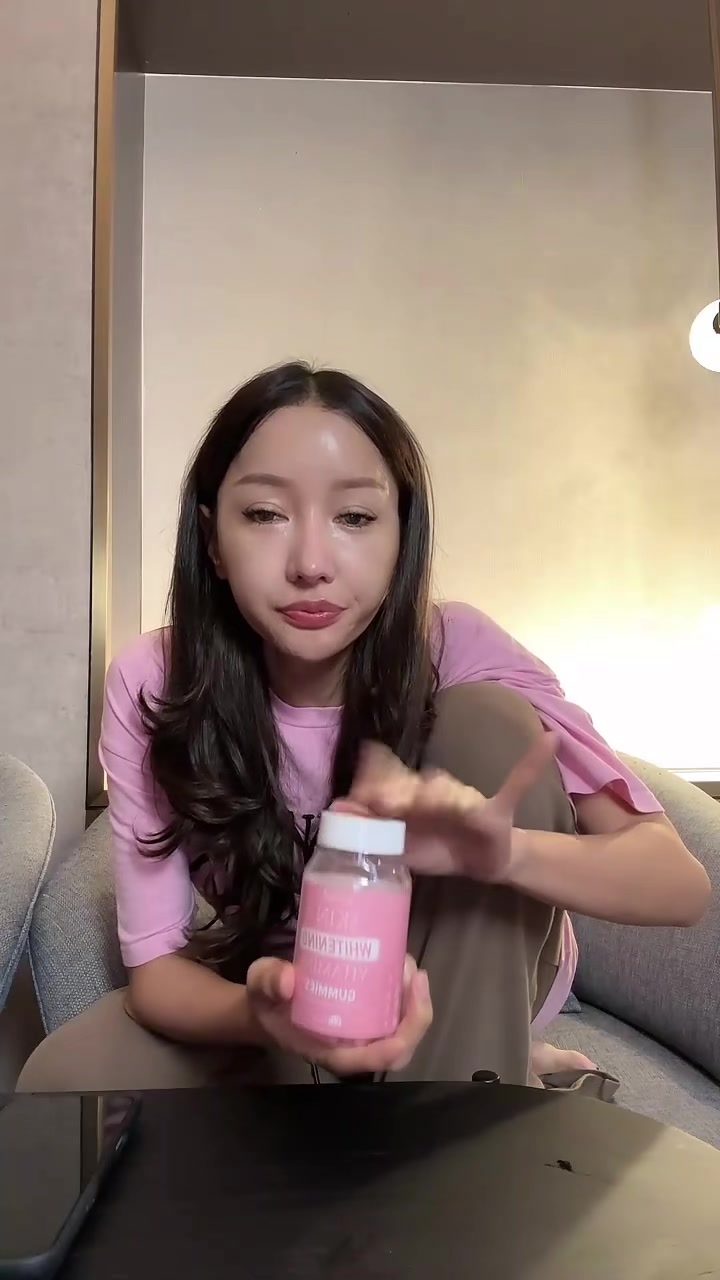 Tadi gue abis makan well ,,, lanjut kunyah suplemen Collagen Gummies #lucintaapprove #biyodeglutathionegummies 