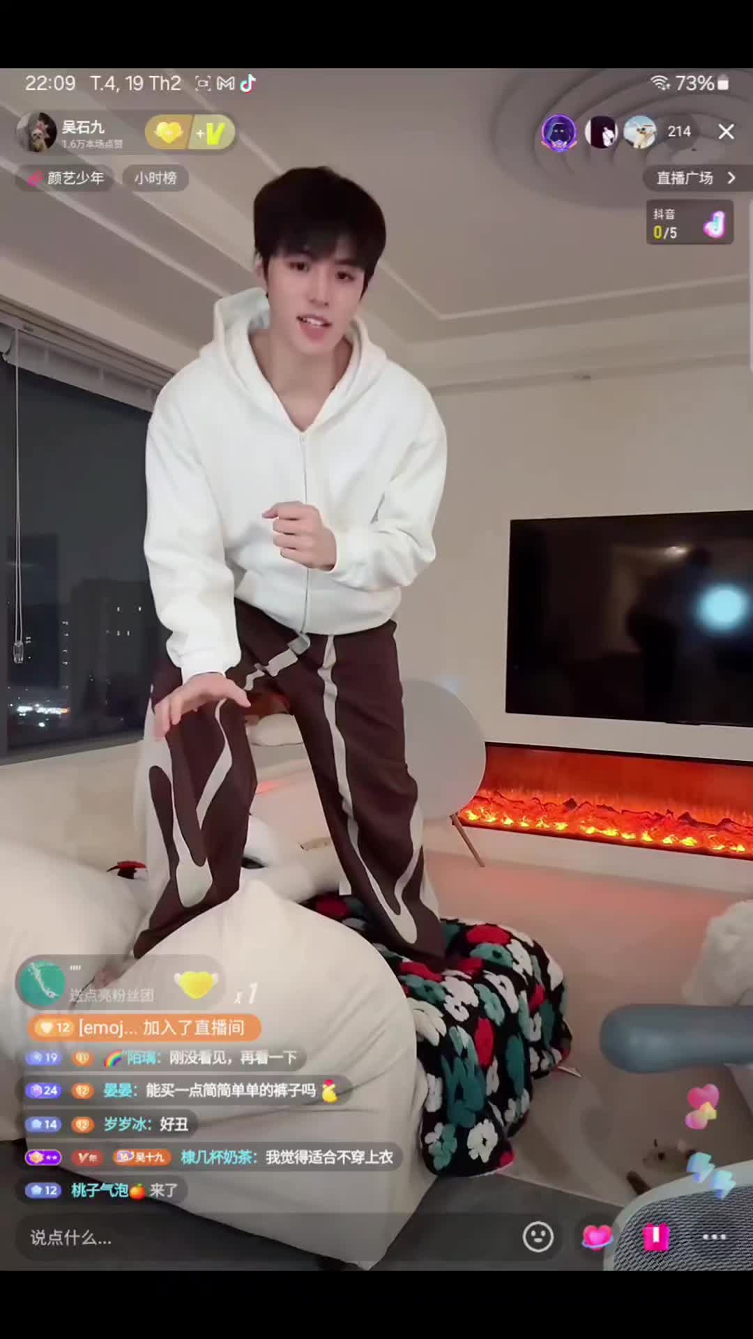 19/2/2025 thích coi Cửu Cửu live tại thấy ổng mát mát, dễ thương #吴石九 #ngothachcuu #douyin #live 
