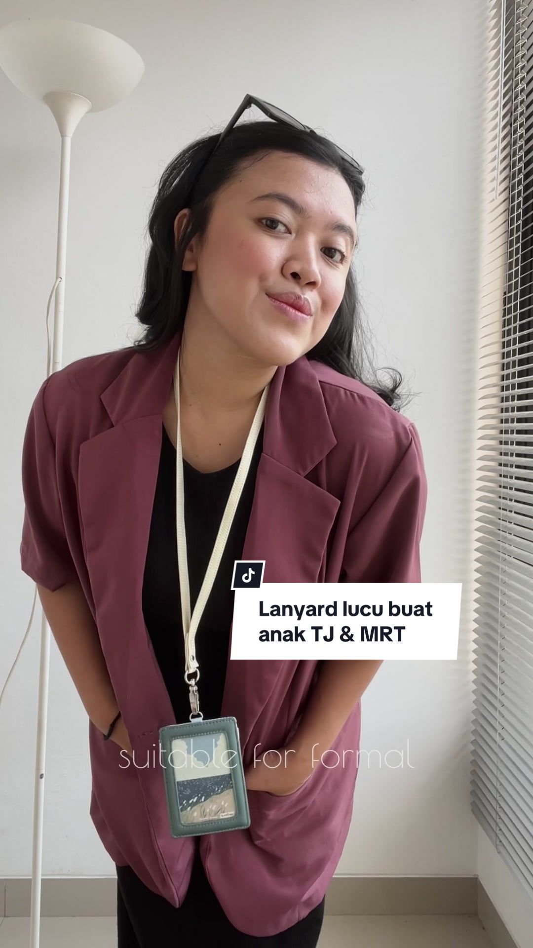 Meskipun ga dipake untuk ID Card, tapi buat aku yg anak TJ & MRT bgt untuk transportasi sehari-hari, lanyard ini memudahkan hidupku banget. Kalo mau tap in tap out atau pindah stasiun pas lagi hectic—if you know, you know—gausah ribet-ribet ngeluarin kartu lagi. Jujur waktu scrolling di ecommercenya @wallts_ bingung bgt pilih yang mana antara Miroir aquamarin/watermelon dan Aiken emerald. Krn ketiga warna ini tuh aku banget! Pairnya udah pasti pake tap card @ancientsummer__ distant shore yg udah aku incer dari lama 😌 But, I decide to take these two karena punya fungsi berbeda. Kalo kamu sendiri, lebih suka yang mana nih gengs?